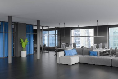 Masaüstü, koltuğu, panoramik pencereleri, cam bölmeleri, kanepesi ve beton zemini olan karanlık ofis odasının içi. Çalışma süreci ve birlikte çalışma mekanı kavramı. 3d oluşturma