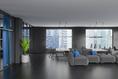Modern ofis içi, masaüstü bilgisayarlar, gri duvar. Ahşap zemin. Panoramik şehir manzaralı pencereler. Mavi yastıklı yeni boş kanepe. Uluslararası iş birliği kavramı. 3d oluşturma