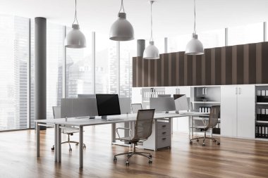 Masası, koltukları, panoramik pencereleri, klasörlü dolabı ve ahşap zemini olan parlak ofis odasının içi. Çalışma süreci ve birlikte çalışma mekanı kavramı. 3d oluşturma