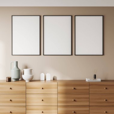 Parlak oturma odasının önü. Sıraya dizilmiş üç beyaz poster, büfe ve kitaplarla dolu çanak çömlek. Minimalist tasarım kavramı. Yaratıcı fikir için yer var. Model yap. 3d oluşturma