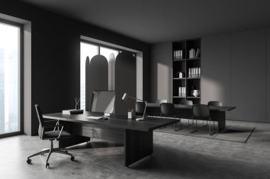 Koyu gri ofis odasının iç tarafında toplantı masası, masaüstü bilgisayarı, koltuğu, panoramik pencereleri, beton zemini olan bir masa. Çalışma sürecinin konsepti. 3d oluşturma