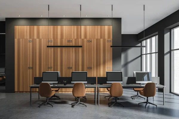 Intérieur Bureau Sombre Avec Bureaux Bureaux Fauteuils Fenêtres Panoramiques Avec — Photo