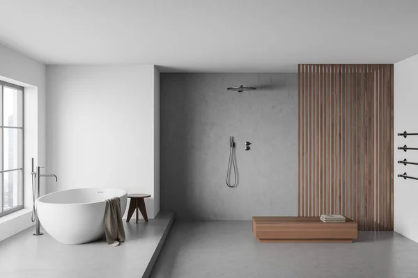 Helles Badezimmer Mit Dusche Badewanne Fenster Holztrennung Bank Handtücher Betonboden — Stockfoto
