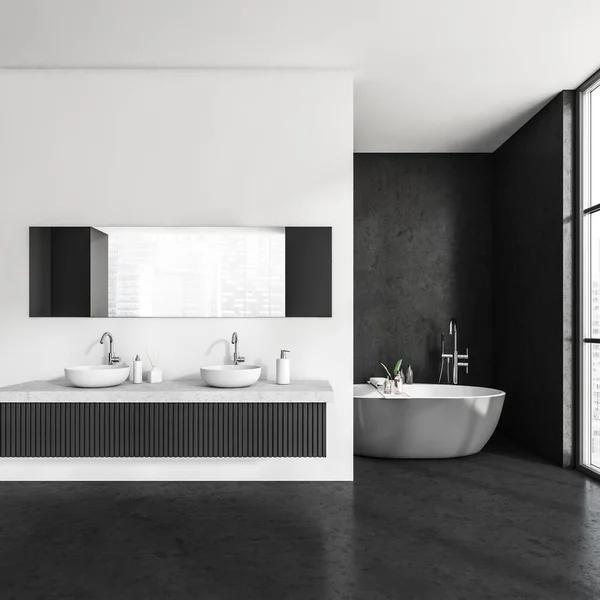 Küvetli Siyah Beyaz Banyo Çift Lavabo Şehir Manzaralı Panoramik Pencere — Stok fotoğraf