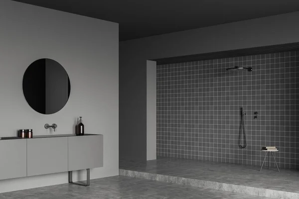 Interno Bagno Scuro Con Doccia Sul Podio Lavabo Con Specchio — Foto Stock