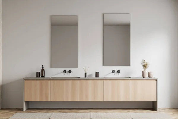 Interior Branco Sala Lavagem Com Pia Dupla Dois Espelhos Toalha — Fotografia de Stock