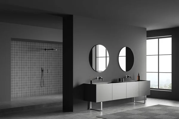 Interior Kamar Mandi Gelap Dengan Shower Podium Sisi Tampilan Wastafel — Stok Foto