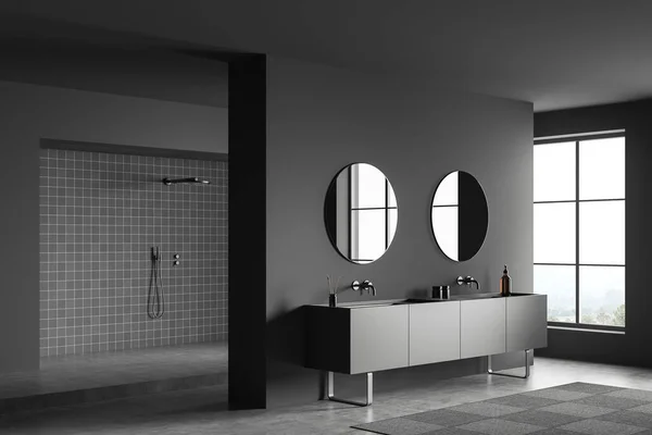 Intérieur Salle Bain Sombre Avec Douche Sur Podium Vue Latérale — Photo