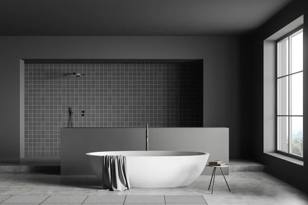 Frontansicht Auf Dunklen Badezimmerinnenraum Mit Badewanne Panoramafenster Dusche Grauen Wänden — Stockfoto