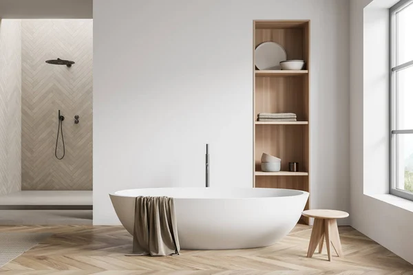 Helles Badezimmer Mit Dusche Und Weißer Badewanne Auf Hartholzboden Badeaccessoires — Stockfoto