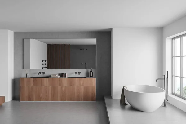 Weiße Badezimmereinrichtung Mit Badewanne Auf Podest Zwei Waschbecken Mit Spiegel — Stockfoto