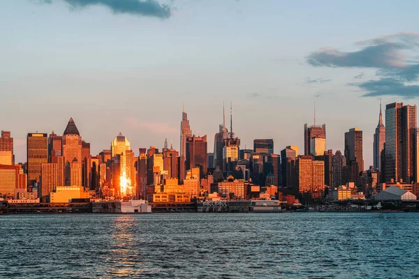 New Yorker Wolkenkratzer Und Fluss Bei Sonnenuntergang Bürogebäude Abend Finanzkonzern — Stockfoto