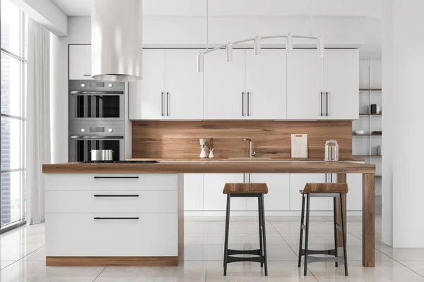 Weiße Kücheneinrichtung Mit Inselschrank Und Zwei Barstühlen Deck Mit Spüle — Stockfoto