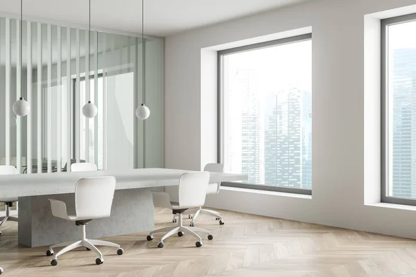 Weiße Konferenzeinrichtung Mit Stühlen Und Brett Auf Hartholzboden Seitenansicht Panoramafenster — Stockfoto