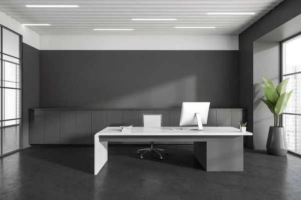 役員のデスクトップ 都市の超高層ビルのビューとコンクリート床とパノラマの窓と暗いオフィスの部屋のインテリアのフロントビュー Ceoの業務プロセスのための場所の概念 3Dレンダリング — ストック写真
