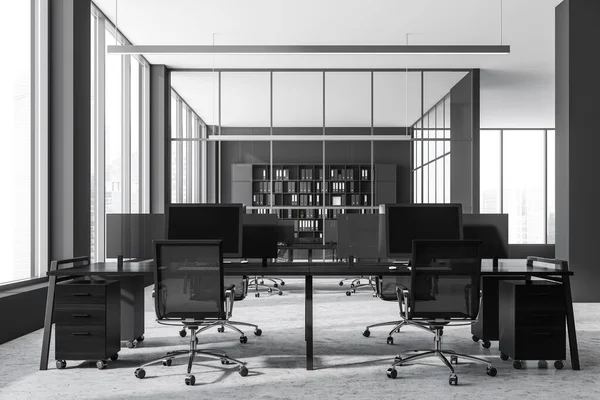 Вид Спереду Темний Офісний Інтер Кімнати Столами Робочими Столами Кріслами — стокове фото