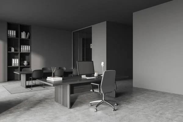 会議ボード デスクトップコンピュータ付きのデスク アームチェア コンクリート床付きの暗い灰色のオフィスルームのインテリアのコーナービュー 作業プロセスのための場所の概念 3Dレンダリング — ストック写真