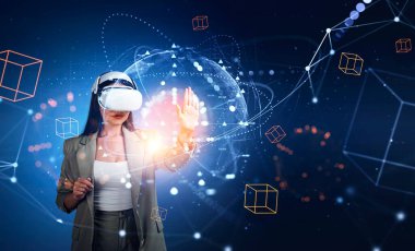 Video gözlüklü bir iş kadını dijital holograma dokunuyor. Metaevren ve gelecek teknolojisi. Dünya küresi ve ağ bağlantısı, dijital bilgi blokları. Sanal gerçeklik kavramı