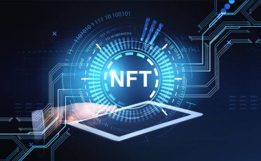 İşadamı elinde dijital bir tablet tutuyor. Satır devreleri ile finanse edilemeyen hologram, metaevrende ikili kod. NFT ve sanal sanat. Kriptoman kavramı