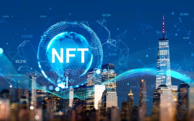 Geceleri New York şehri manzarası. Dünya küresi, ışıldayan çizgiler ve metaevren ile finanse edilemez hologram. Gökdelenler, Dünya Ticaret Merkezi ve NFT. Sanal sanat kavramı