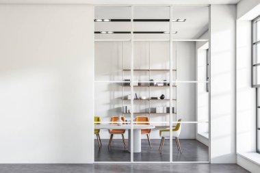 Beyaz konferans odası cam kapıların arkasında, ön manzara, renkli sandalyeler ve gri beton zemindeki masa. Sanat dekorasyonu ve penceresi olan raflar. Boşluk duvarını kopyala, 3 boyutlu görüntüleme