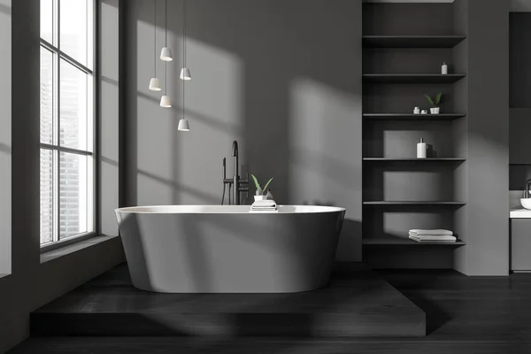 黑暗浴室内部与浴缸在黑色的讲台上 硬木地板 架子在墙上与配件 酒店的洗衣房 城市全景窗口 3D渲染 — 图库照片