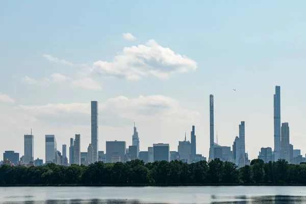 Jacqueline Kennedy Onassis Reservoir Unter Hellem Himmel Bürogebäude Der New — Stockfoto