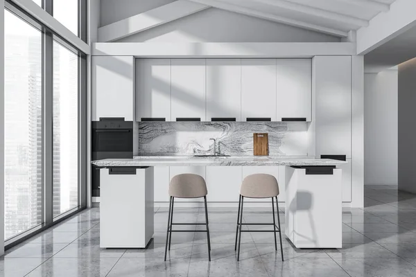 Interior Sala Cozinha Brilhante Com Pia Mesas Cozinha Paredes Brancas — Fotografia de Stock