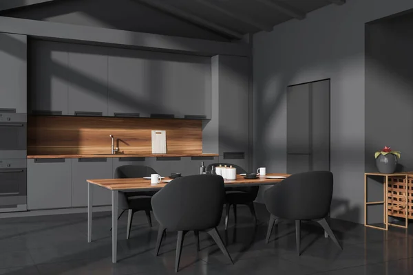 Interior Cozinha Escura Com Cadeiras Mesa Jantar Com Pratos Chão — Fotografia de Stock