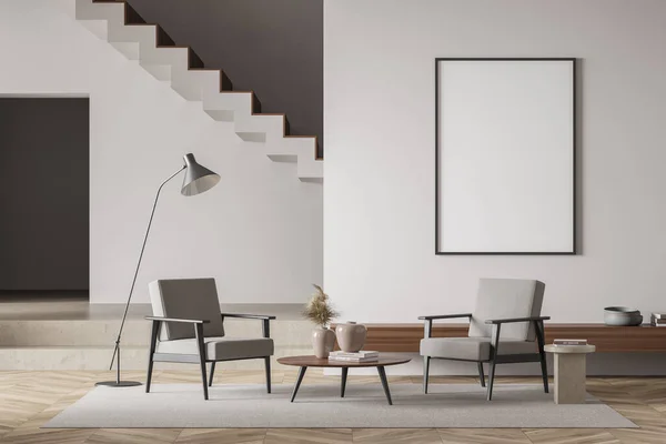 Weißes Wohnzimmer Mit Zwei Sesseln Und Couchtisch Regal Mit Dekoration — Stockfoto
