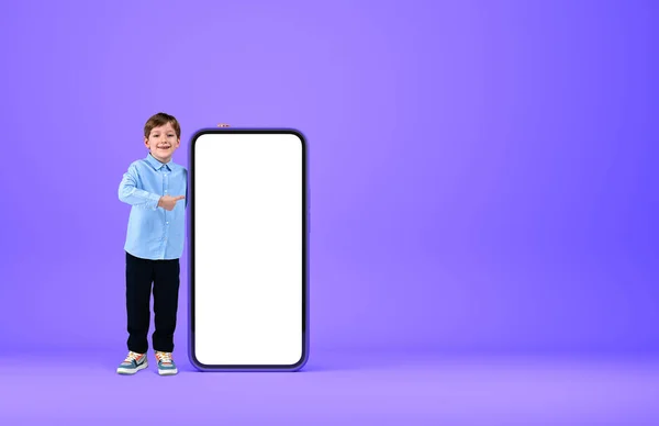 スマートフォンのモックアップコピースペース画面 紫色の背景で男の子の笑顔 フル長さ 指ポイント 新しいアプリの概念 3Dレンダリング — ストック写真