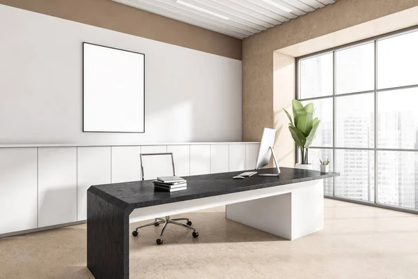 オフィスルームのインテリア 最高経営責任者 Ceo のテーブル デスクトップコンピュータ アームチェア パノラマの窓 コンクリート床 壁に白い空のポスターをモックアップ 国際ビジネスの概念 — ストック写真