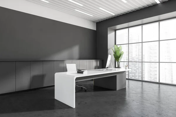 Eckblick Auf Dunkelgraue Büroraumausstattung Mit Tisch Schreibtisch Mit Desktop Computer — Stockfoto