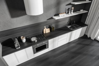 Karanlık mutfak odasının iç manzarası panoramik pencere, ahşap zemin, perde, gaz ocağı, lavabo, yemek masaları, gri duvarlar. Minimalist tasarım kavramı. Yaratıcı fikir için yer var. 3d oluşturma