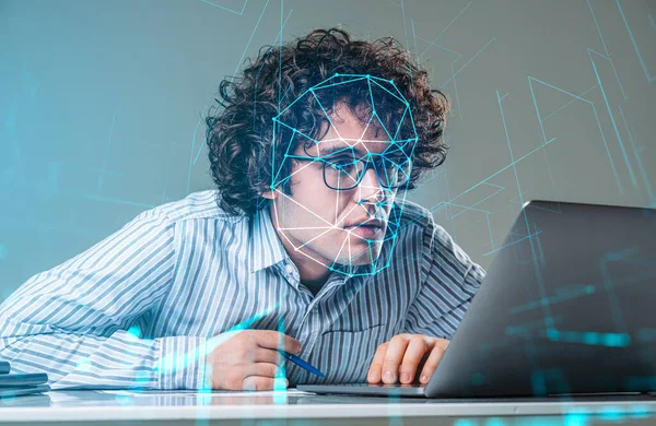 Resmi Tişört Giyen Genç Kıvırcık Adamı Dizüstü Bilgisayarla Çalışıyor Ofis — Stok fotoğraf
