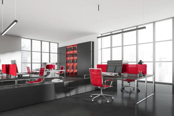 Eckblick Auf Dunkle Büroräume Mit Schreibtisch Mit Schreibtisch Sessel Panoramafenster — Stockfoto