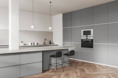 Ahşap ahşap iç döşeme, bar sandalyeleri ve ada parke zemin, yan manzara, lavabo. Mutfak gereçleri ve fırını olan lüks bir mutfak.