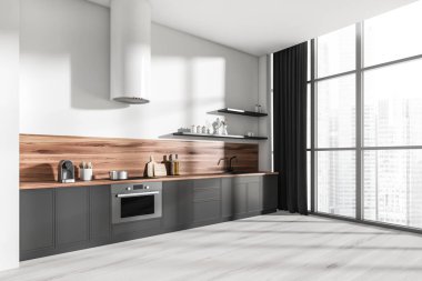 Parlak mutfak odası, panoramik pencere, meşe ağacı zemin, perde, gaz ocağı, lavabo, yemek masaları, beyaz duvarlar. Minimalist tasarım kavramı. Yaratıcı fikir için yer var. 3d oluşturma