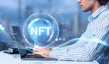 İşadamı çalışıyor, ödenemeyen paralar yaratıyor. Dünya küresi ve metaevren ile hologram. NFT ve sanal sanat. Kriptoman kavramı