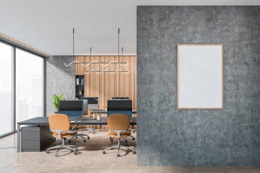 Masanın üzerinde koltukları ve masaüstü bilgisayarı olan karanlık ofis odası, bej beton zemin. New York manzaralı panoramik pencere. Girişten önce maket posteri, 3B görüntüleme