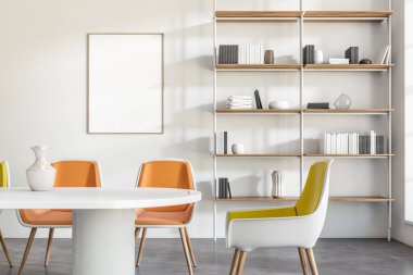 Masa ve koltuklarla aydınlık toplantı odası, kitaplar ve sanat dekorasyonlarıyla dolu raflar. Beyaz duvara çerçeve, gri beton zemin, 3D görüntüleme