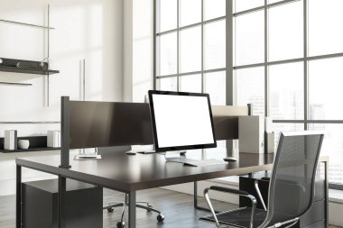 Masaüstü, koltuğu, panoramik pencereleri, klasörü ve ahşap zemini olan rafları olan parlak ofis odasının içi. Çalışma süreci ve birlikte çalışma mekanı kavramı. 3d oluşturma