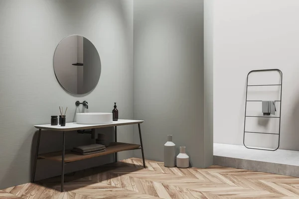 Interno Bagno Legno Con Scaletta Portasciugamani Sul Podio Doccia Lavabo — Foto Stock