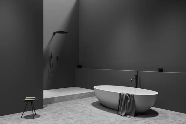 シャワー バスタブ タオル付きのスツール グレーの壁とコンクリートの床と暗いバスルームのインテリアのコーナービュー 健康のための衛生的でスパの手順の概念 3Dレンダリング — ストック写真