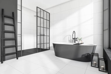 Siyah küvetli, duşlu, döşemeli beyaz banyo. Havlu merdiveni ve mumlar. Oteldeki tuvaletin yan görüntüsü. Boşluk kiremitli duvarı kopyala, 3B görüntüleme