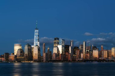 Akşam gökyüzü altında New York gökdelenleri, ofis binaları ve finans şirketi, dünya ticaret merkezi. Manhattan silueti, şirket