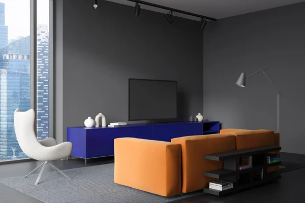 现代客房室内装饰有沙发 电视屏幕和架子装饰 灰色混凝土地板 时尚的客厅 全景窗 新加坡城市的景观 3D渲染 — 图库照片