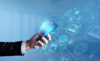 Resmi takım elbiseli iş adamı elinde sanal beyin, dünya, dizüstü bilgisayar, pasta diyagramı ve ön planda asma kilit ile dijital arayüzlü akıllı telefon tutuyor. Siber uzay ve bilgi güvenliği kavramı