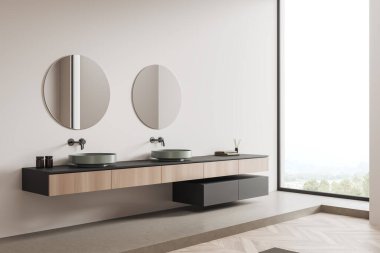 Çift lavabo ve iki yuvarlak ayna, yan görüş, podyum ve ahşap zemin olan bej bir banyo. Banyo aksesuarları ve kırsal kesimde panoramik penceresi olan ahşap bir şifonyer. 3B görüntüleme