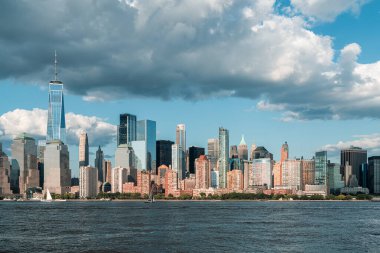New York City gökdelenleri finans merkezi ve deniz manzarası. Modern megapolis 'te ticaret ve teknoloji kavramı